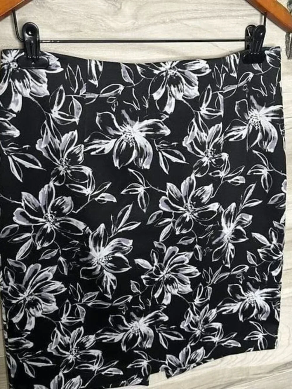 Carmen Marc Valvo Floral Gray Black Stretch Vented Pencil Straight Skirt Size 10